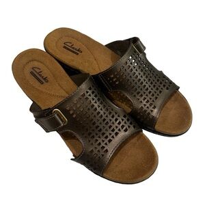 Clarks Collection Womens Gold Leather Clog Sandals  Slip On w/Straps EUC